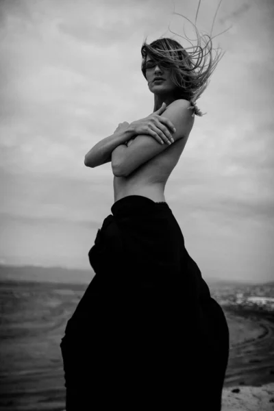 Mulher Vestido Preto Deserto — Fotografia de Stock