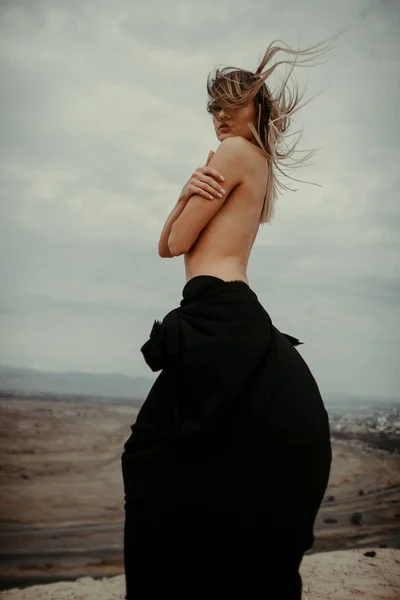 Woman Black Dress Desert — 스톡 사진