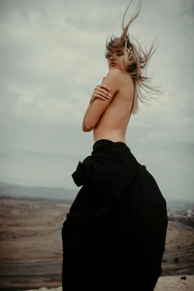 Mujer Vestida Negro Desierto — Foto de Stock