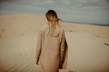 Çölde sağlıklı vücut portresi olan bir kadın.