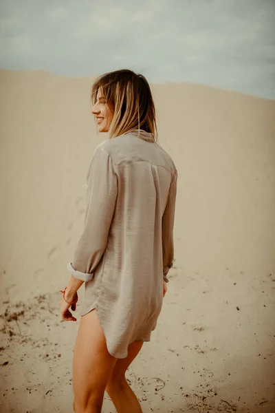 砂漠で体の肖像画を持つ女性 — ストック写真