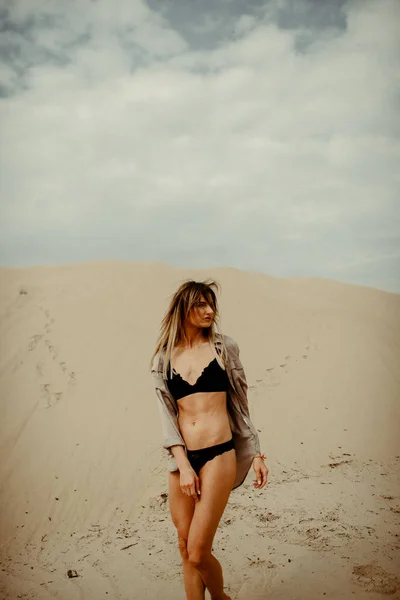 Mulher Com Corpo Forma Retrato Deserto — Fotografia de Stock