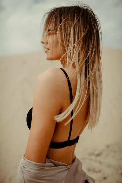 Mulher Com Corpo Forma Retrato Deserto — Fotografia de Stock