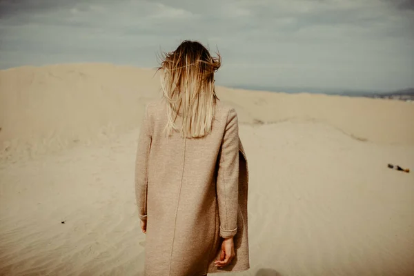 沙漠中的女性 有健康的身体肖像 — 图库照片
