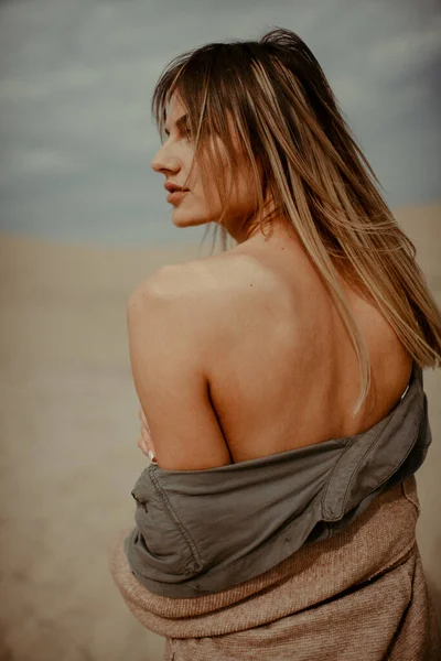 Mulher Com Corpo Forma Retrato Deserto — Fotografia de Stock