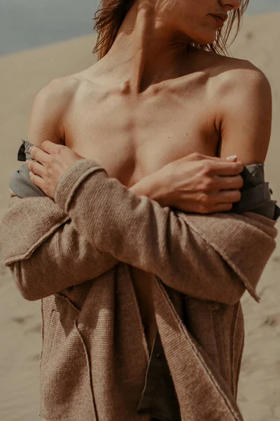 Vrouw Met Fit Lichaam Portret Woestijn — Stockfoto