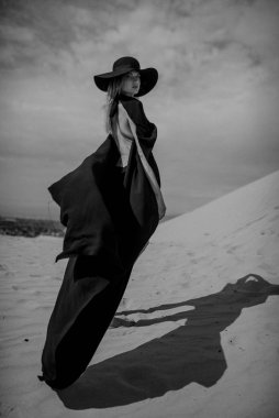 Çölde elbise siyah kız 