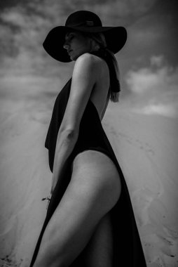 Çölde elbise siyah kız 