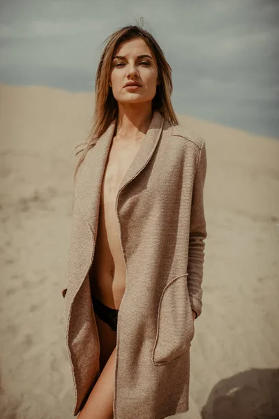 Woman Fit Body Portrait Desert — 스톡 사진
