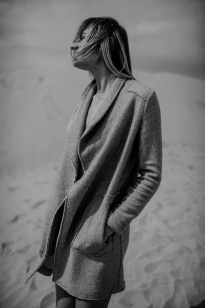 Mulher Com Corpo Forma Retrato Deserto — Fotografia de Stock