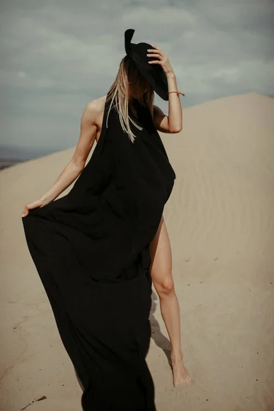Vrouw Met Fit Lichaam Portret Woestijn — Stockfoto