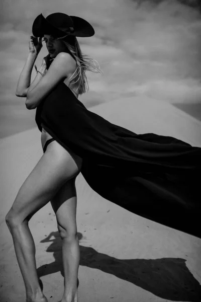 Girl Black Dress Desert — Stock Photo, Image