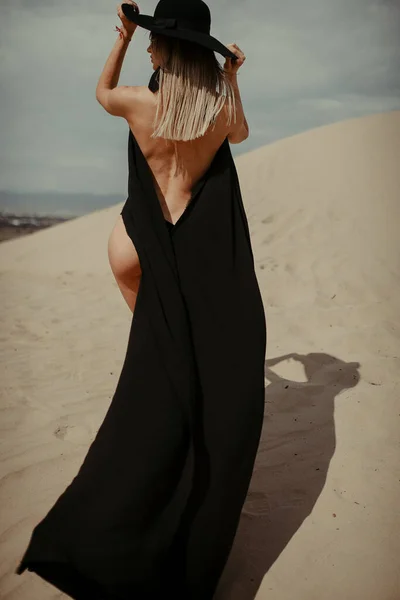 Девушка Черном Платье Пустыне — стоковое фото