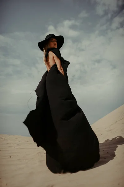 Menina Vestido Preto Deserto — Fotografia de Stock