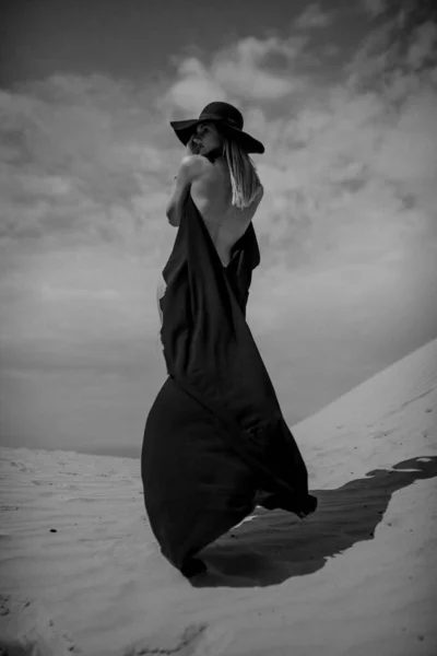 砂漠の黒の女の子をドレスします — ストック写真