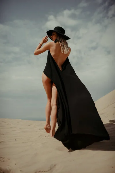 Girl Black Dress Desert — Stock Photo, Image