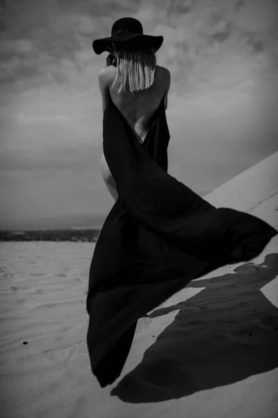 Menina Vestido Preto Deserto — Fotografia de Stock