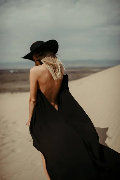 Girl Black Dress Desert — Stock Photo, Image