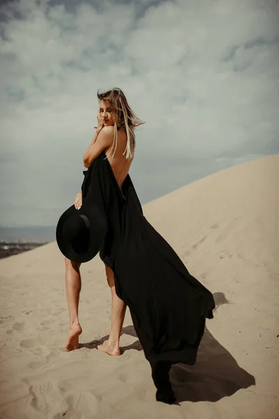 Girl Black Dress Desert — Stock Photo, Image