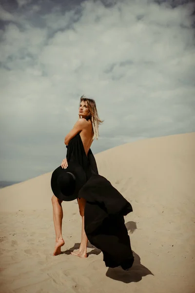 Girl Black Dress Desert — Stock Photo, Image