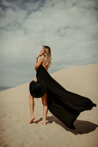 Menina Vestido Preto Deserto — Fotografia de Stock