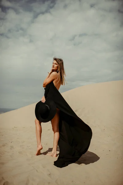 Φόρεμα Κορίτσι Μαύρα Στην Έρημο — Φωτογραφία Αρχείου