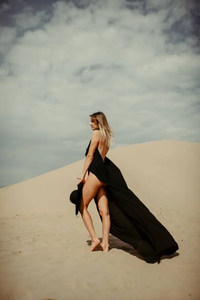 砂漠の黒の女の子をドレスします — ストック写真