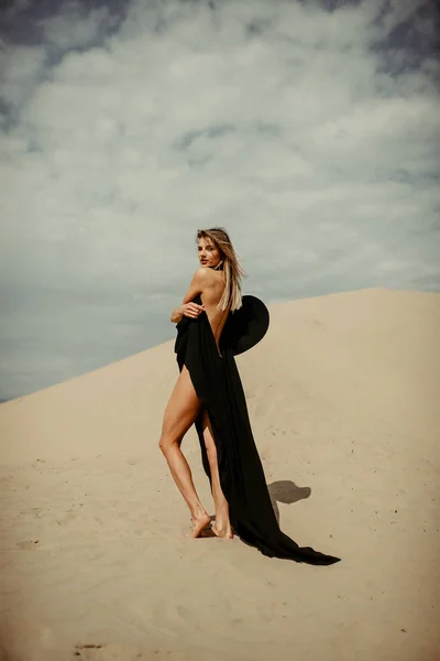 Girl Black Dress Desert — Stock Photo, Image