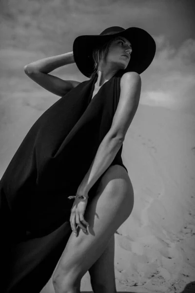 Fekete Lány Ruha Sivatagban — Stock Fotó