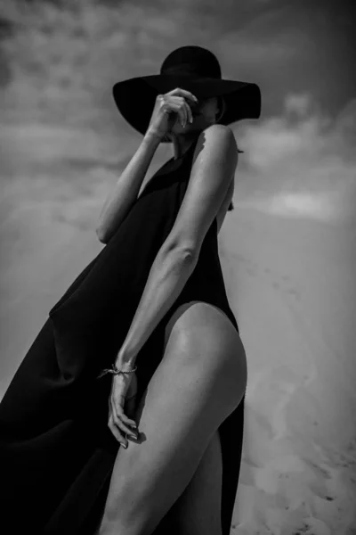 Дівчина Чорній Сукні Пустелі — стокове фото