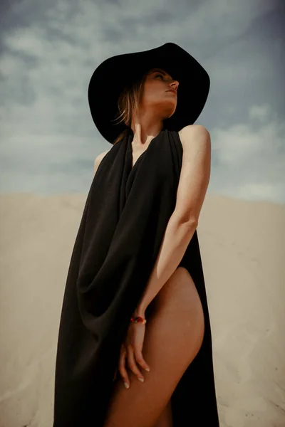 Dziewczyna Czarnej Sukni Pustyni — Zdjęcie stockowe