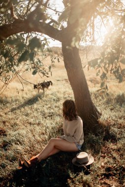 Plajdaki beyaz elbiseli kadın portresi 