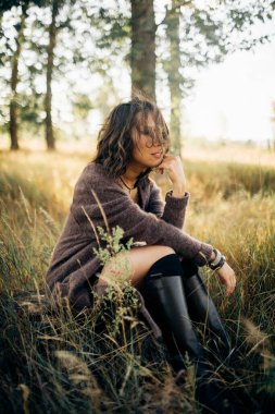 Plajdaki beyaz elbiseli kadın portresi 