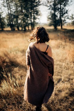 Plajdaki beyaz elbiseli kadın portresi 