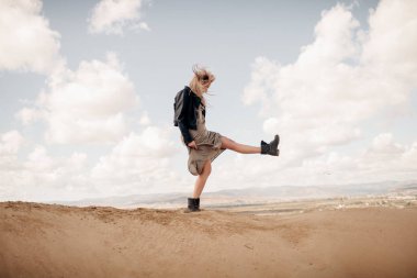 Plajdaki beyaz elbiseli kadın portresi 