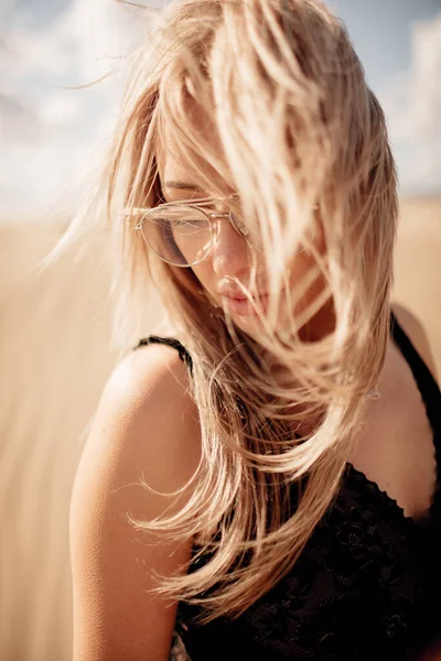 Retrato Mujer Playa Jin Vestido Blanco —  Fotos de Stock