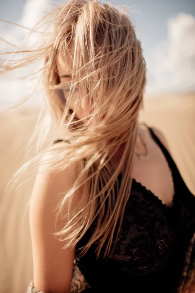 Ritratto Donna Sulla Spiaggia Vestito Bianco Jin — Foto Stock