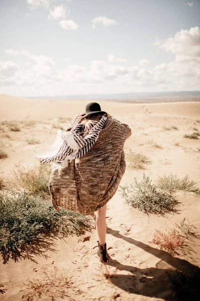 Жіночий Портрет Пляжі Джин Біла Сукня — стокове фото
