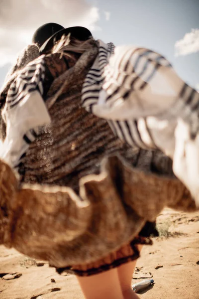 Жіночий Портрет Пляжі Джин Біла Сукня — стокове фото