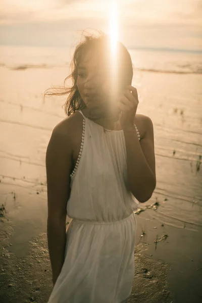 Woman Portrait Beach Jin White Dress — 스톡 사진