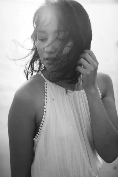 Portrait Femme Sur Plage Jin Robe Blanche — Photo