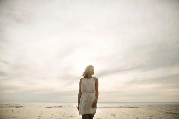 Mulher Retrato Praia Jin Vestido Branco — Fotografia de Stock