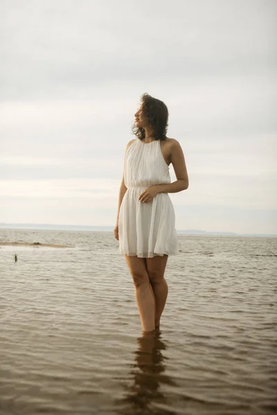 女性の肖像画上のビーチジン白いドレス — ストック写真