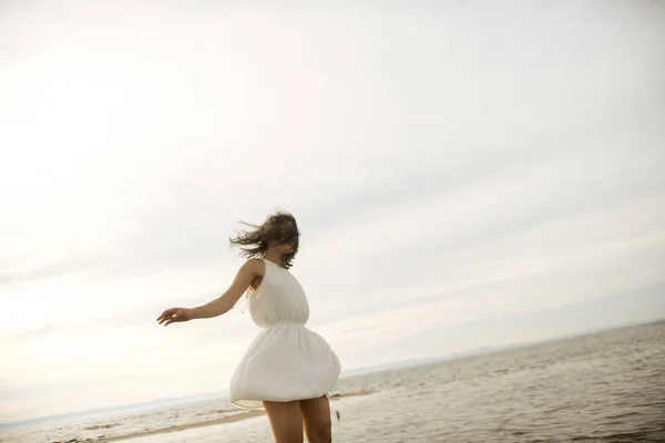Mulher Retrato Praia Jin Vestido Branco — Fotografia de Stock