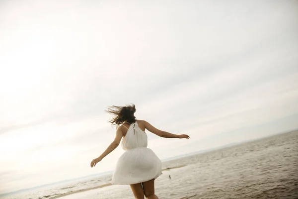 Woman Black Dress Beach Broken Ships — Stock Photo, Image