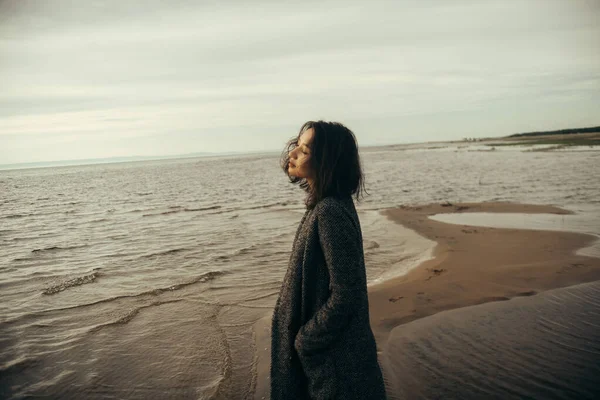 Vrouw Zwart Jurk Strand Met Gebroken Schepen — Stockfoto