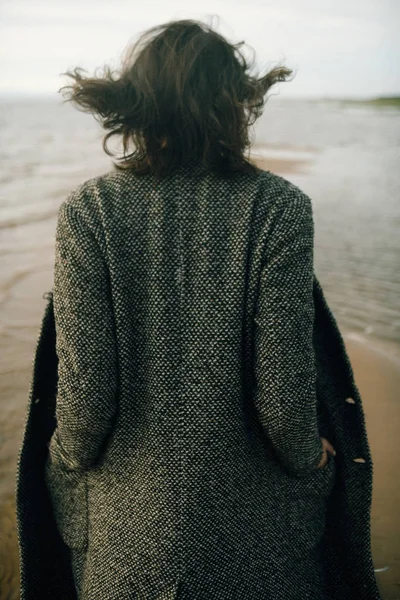 Mulher Vestido Preto Praia Com Navios Quebrados — Fotografia de Stock