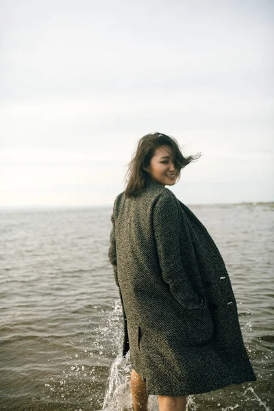 Vrouw Zwart Jurk Strand Met Gebroken Schepen — Stockfoto