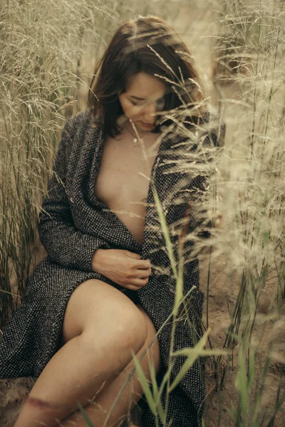 Femme Robe Noire Sur Plage Avec Des Navires Cassés — Photo