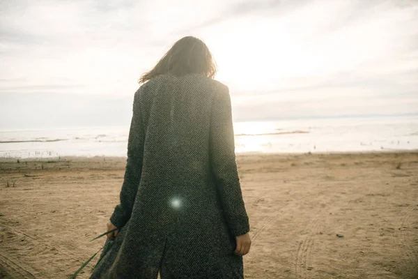 Vrouw Zwart Jurk Strand Met Gebroken Schepen — Stockfoto